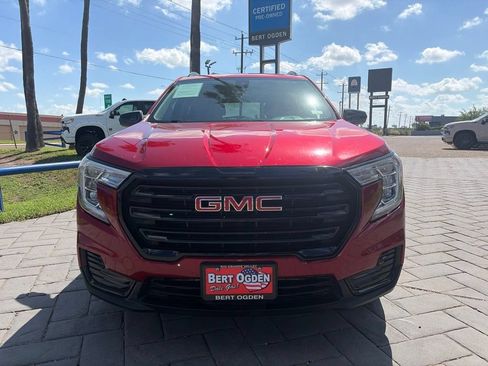 Used 2024 GMC Terrain SLE w/ Driver Convenience Package FWD image 2