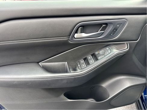 Used 2024 Nissan Rogue SL w/ SL Premium Package image 11