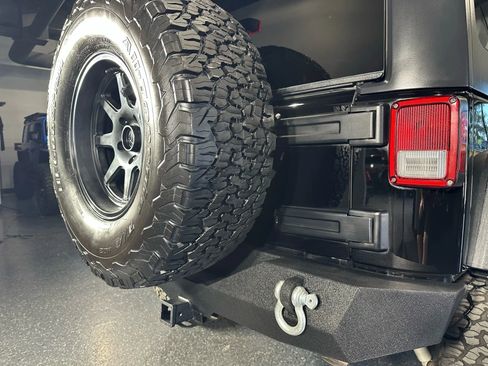 Used 2017 Jeep Wrangler Unlimited Rubicon w/ Connectivity Group image 13