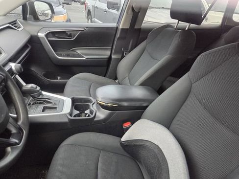 Used 2019 Toyota RAV4 LE FWD image 6