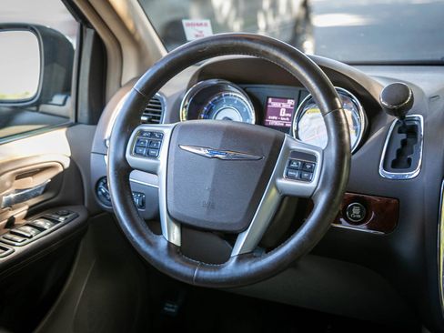 Used 2013 Chrysler Town & Country Touring-L w/ Driver Convenience Group FWD image 23