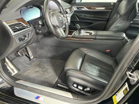 Used 2020 BMW 740i w/ M Sport Package image 11