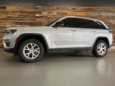 Used 2022 Jeep Grand Cherokee Limited image 14