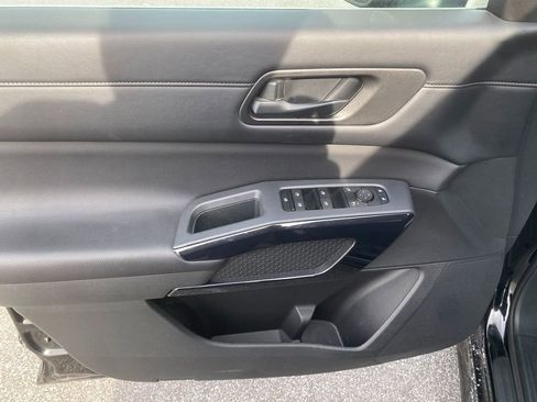 Used 2024 Nissan Pathfinder SV image 11