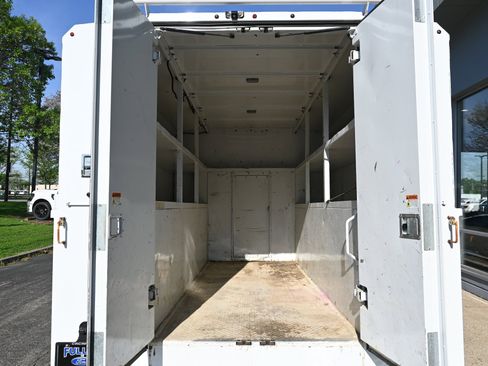 Used 2017 Chevrolet Express 3500 RWD image 5