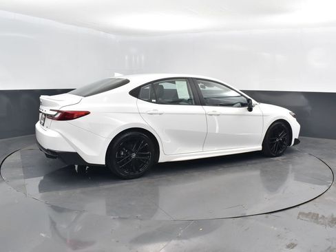 Used 2025 Toyota Camry SE image 3