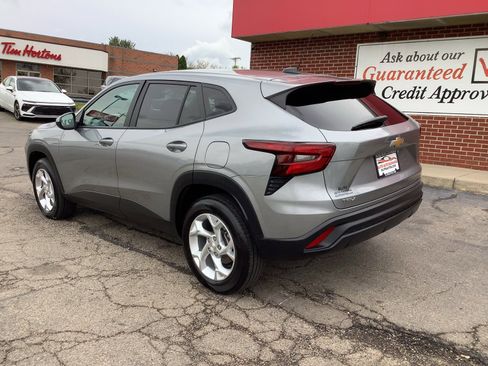 Used 2024 Chevrolet Trax LS w/ LS Convenience Package image 5