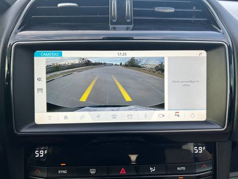 Used 2020 Jaguar F-PACE Premium image 22