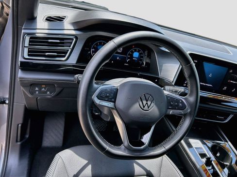 Used 2025 Volkswagen Atlas Cross Sport SE FWD image 39