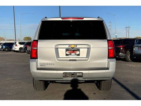 Used 2018 Chevrolet Suburban LT image 4