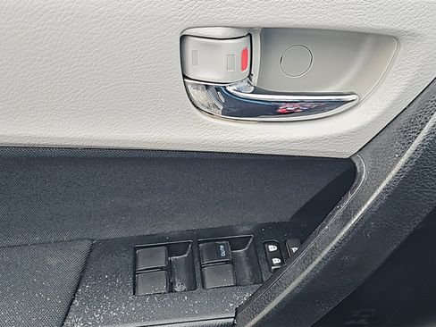 Used 2018 Toyota Corolla LE image 23