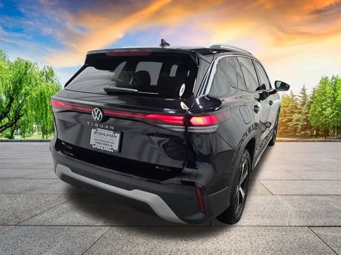 Certified 2025 Volkswagen Tiguan SE w/ Panoramic Sunroof Package image 4