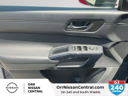 Used 2025 Nissan Pathfinder SV FWD image 16