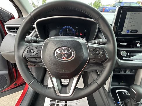 Used 2025 Toyota Corolla Cross XLE AWD/4WD image 20