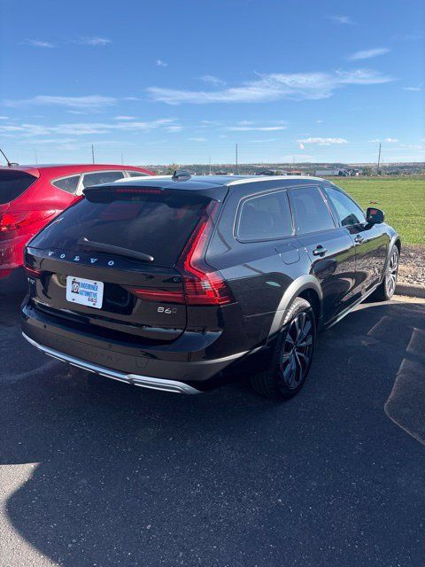 Used 2025 Volvo V90 B6 Cross Country Plus AWD/4WD image 3