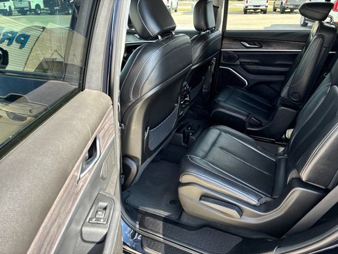 Used 2023 Jeep Grand Cherokee L Limited w/ Black Appearance Package AWD/4WD image 17
