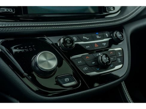 Used 2025 Chrysler Pacifica Limited FWD image 28