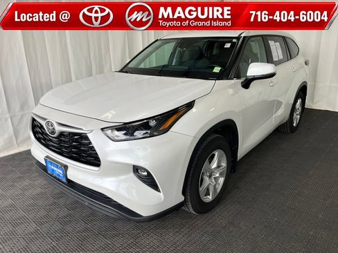 Used 2024 Toyota Highlander LE FWD image 1