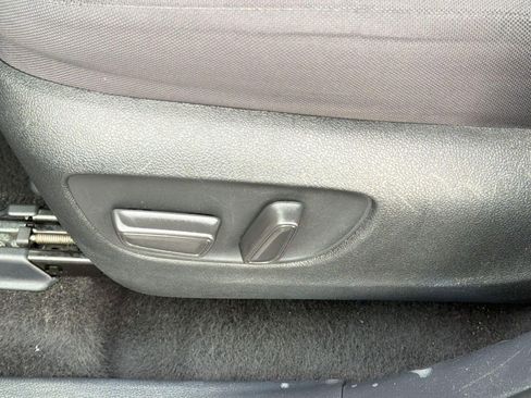 Used 2025 Toyota Highlander LE FWD image 14