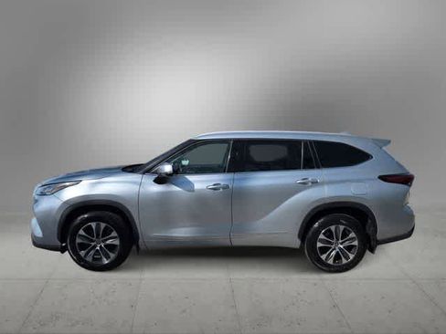 Used 2022 Toyota Highlander XLE AWD/4WD image 5