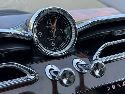 Used 2024 Bentley Bentayga image 21