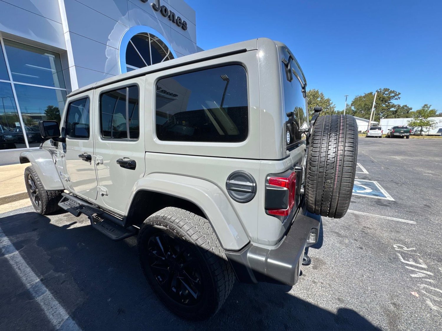 Used 2021 Jeep Wrangler Unlimited Sahara w/ Cold Weather Group AWD/4WD image 11