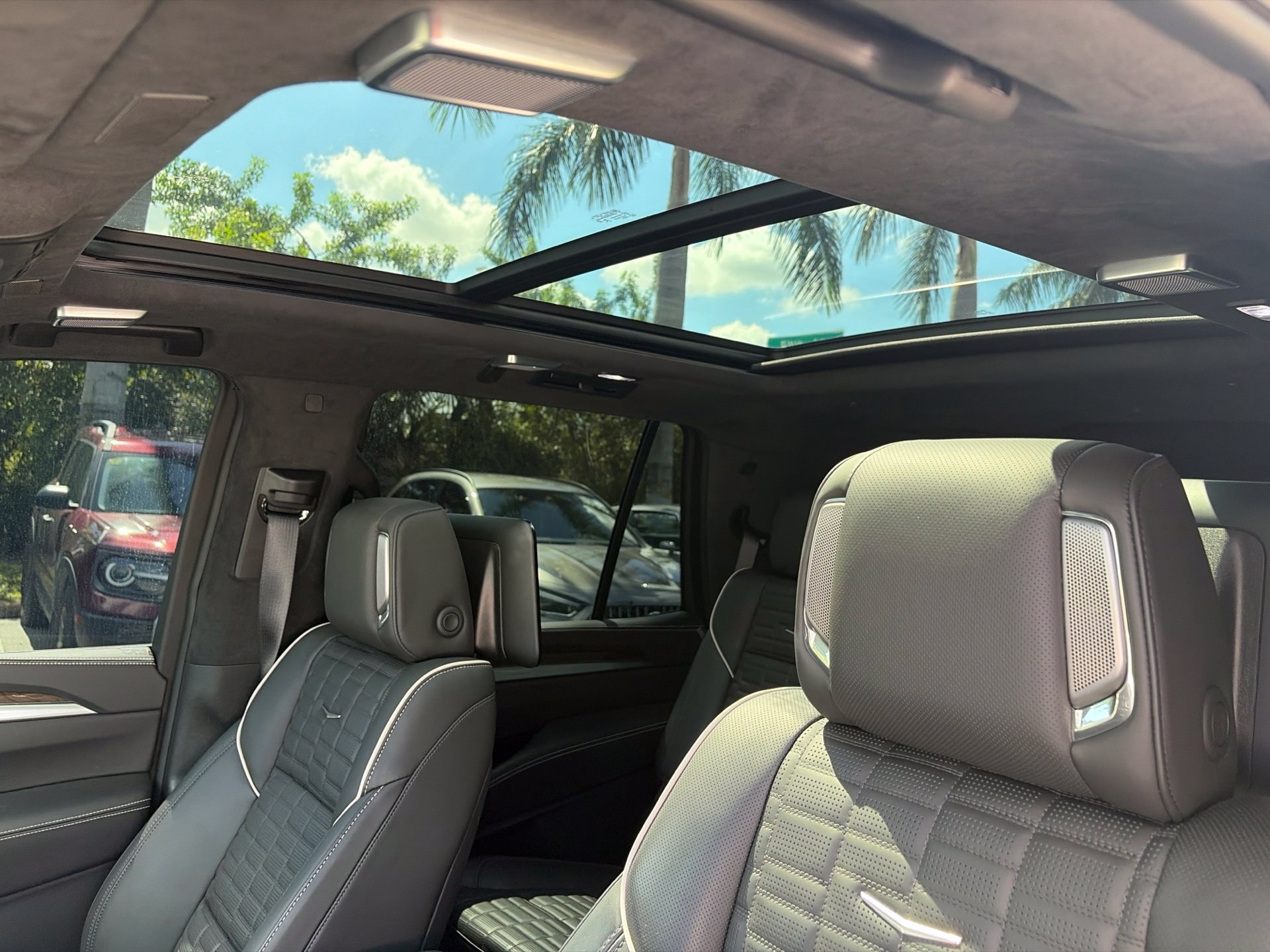 Used 2026 Cadillac Escalade Platinum Sport w/ LPO, ONYX Package AWD/4WD image 9