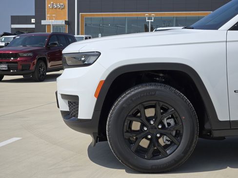 New 2025 Jeep Grand Cherokee L Altitude image 5