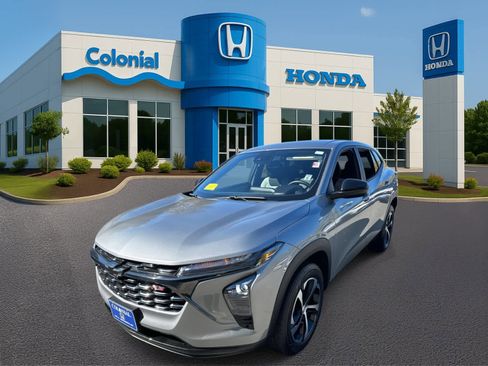 Used 2024 Chevrolet Trax RS w/ Driver Confidence Package image 2