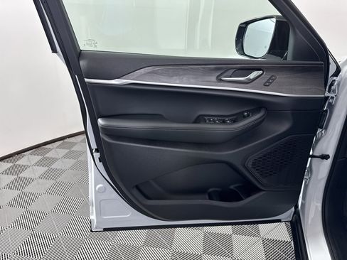 New 2025 Jeep Grand Cherokee L Limited w/ Black Appearance Package image 27