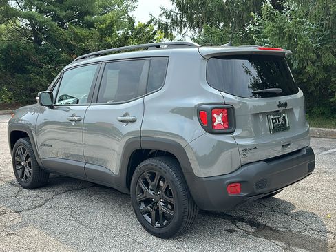 Used 2022 Jeep Renegade Altitude AWD/4WD image 8