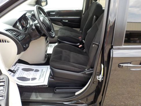 Used 2018 Dodge Grand Caravan SE w/ UConnect Hands-Free Group FWD image 11