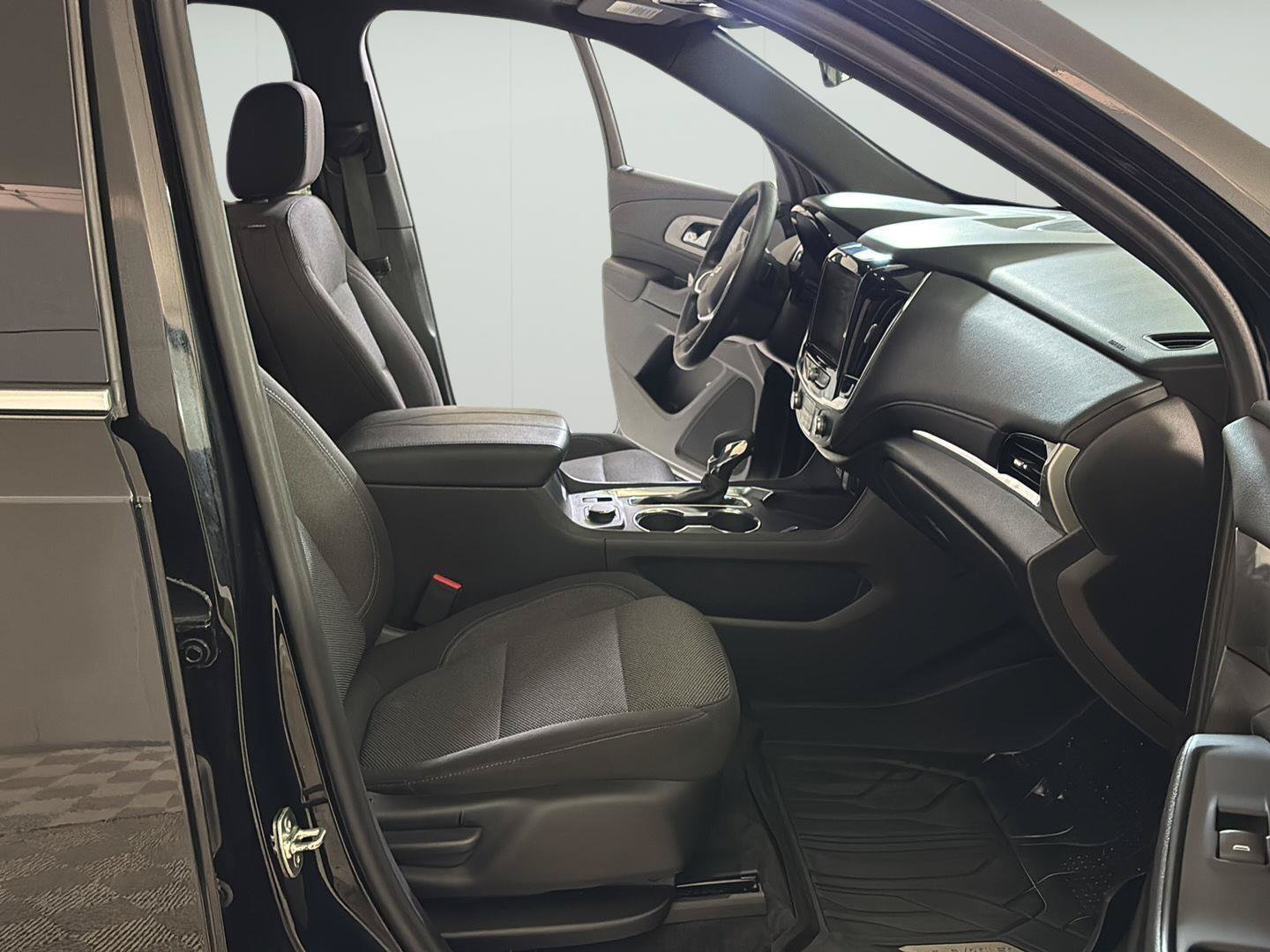 Used 2023 Chevrolet Traverse LT FWD image 21