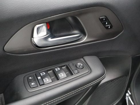 Used 2025 Chrysler Pacifica Select FWD image 12
