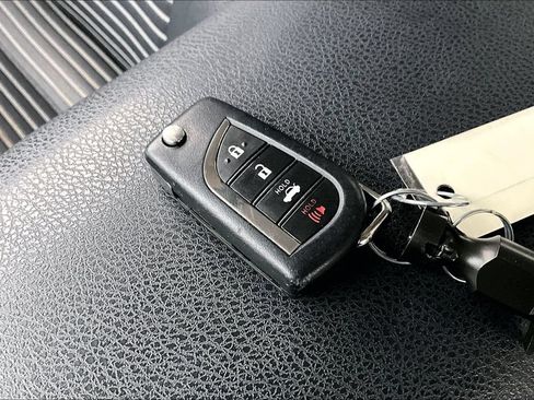 Used 2020 Toyota Camry SE FWD image 12