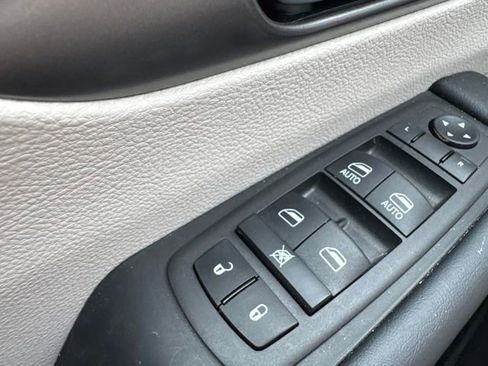 Used 2024 Chrysler Pacifica Touring-L FWD image 24