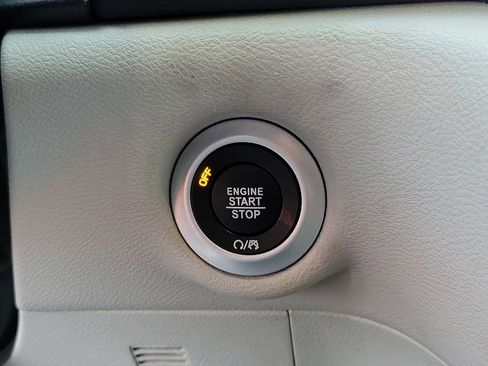 Certified 2024 Chrysler Pacifica Touring-L image 8