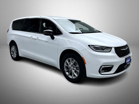 New 2026 Chrysler Pacifica Select AWD/4WD image 3