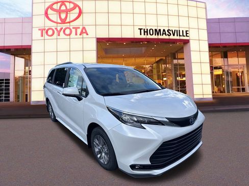 New 2025 Toyota Sienna XLE image 3