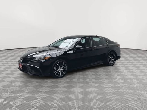 Used 2021 Toyota Camry SE w/ Convenience Package FWD image 29