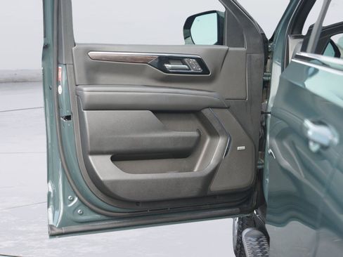 Used 2025 Chevrolet Tahoe Z71 w/ Comfort Package AWD/4WD image 33