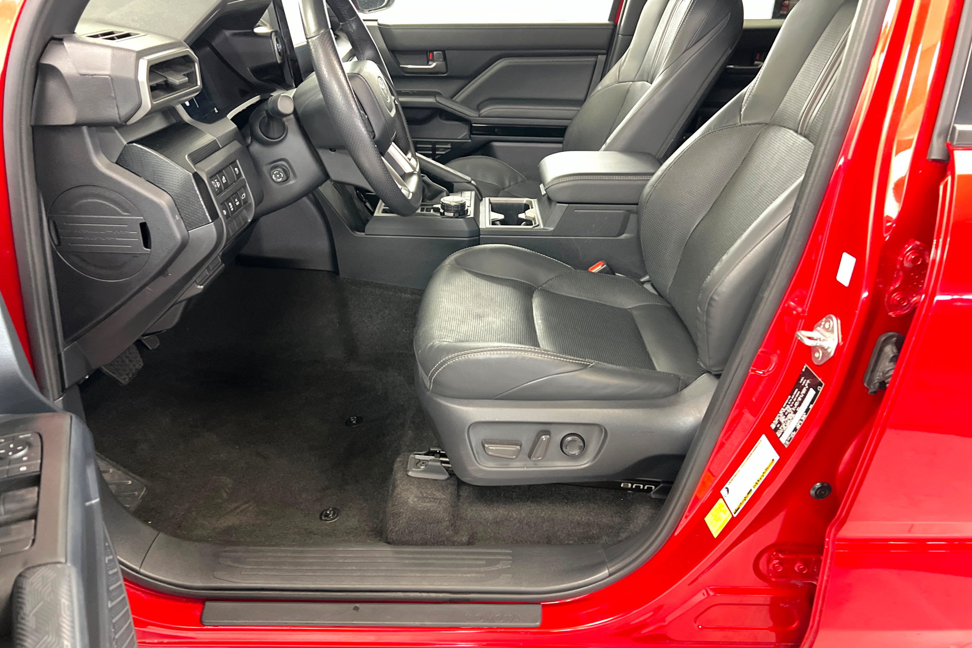 Used 2025 Toyota 4Runner Limited AWD/4WD image 18