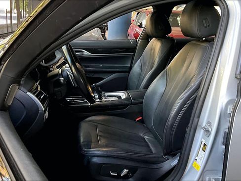 Used 2019 BMW 740i w/ M Sport Package image 7