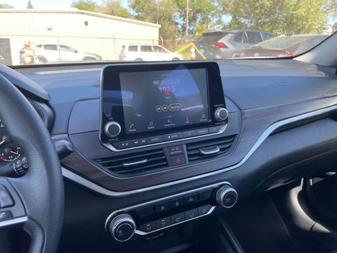 Used 2025 Nissan Altima 2.5 SV image 17