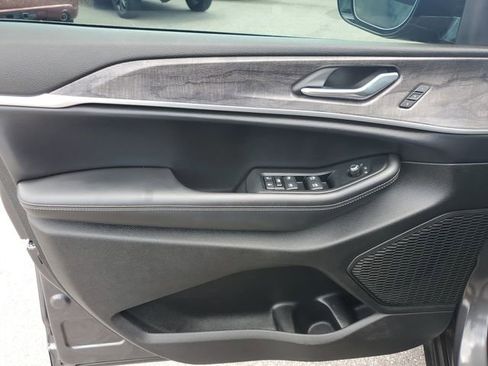 Used 2025 Jeep Grand Cherokee Limited w/ Luxury Tech Group II image 19