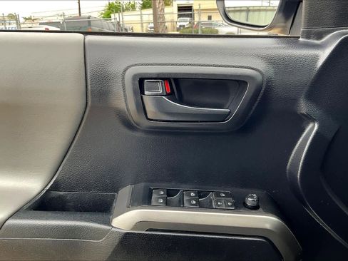 Used 2021 Toyota Tacoma SR5 w/ SR5 Appearance Package (SM) image 33