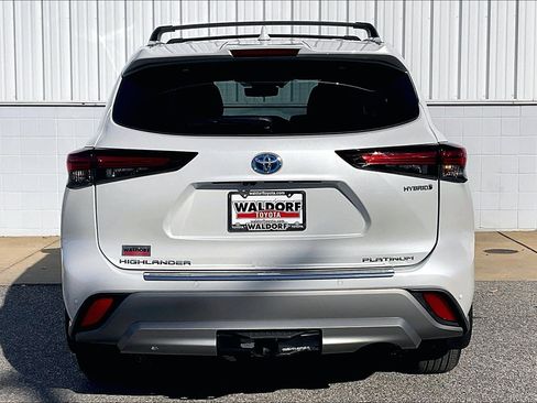 Used 2024 Toyota Highlander Platinum image 5