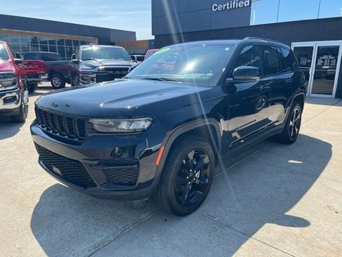 Used 2023 Jeep Grand Cherokee Altitude AWD/4WD image 3