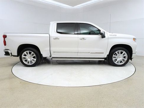 Used 2022 Chevrolet Silverado 1500 High Country w/ Technology Package image 8