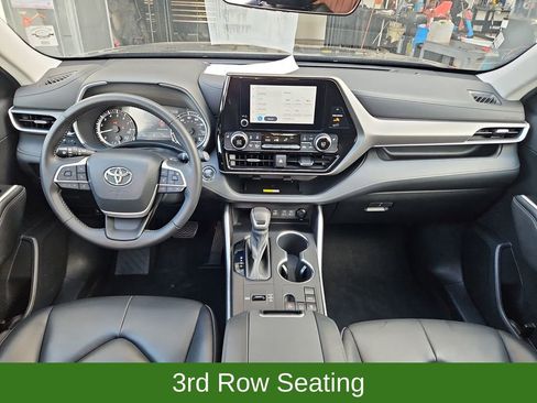 Used 2023 Toyota Highlander XLE image 9